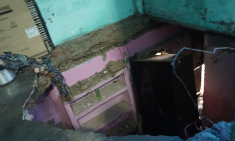 संजय कॉलोनी में गिरी फ्लैट की छत