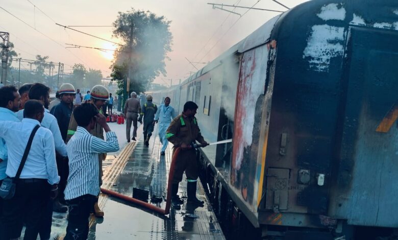 आनंद विहार पूर्णिया स्पेशल ट्रेन की लगेज बोगी में लगी आग