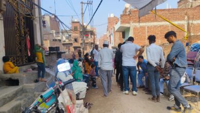 टीला मोड़ क्षेत्र में बच्ची का शव मिलने के बाद जमा भीड़