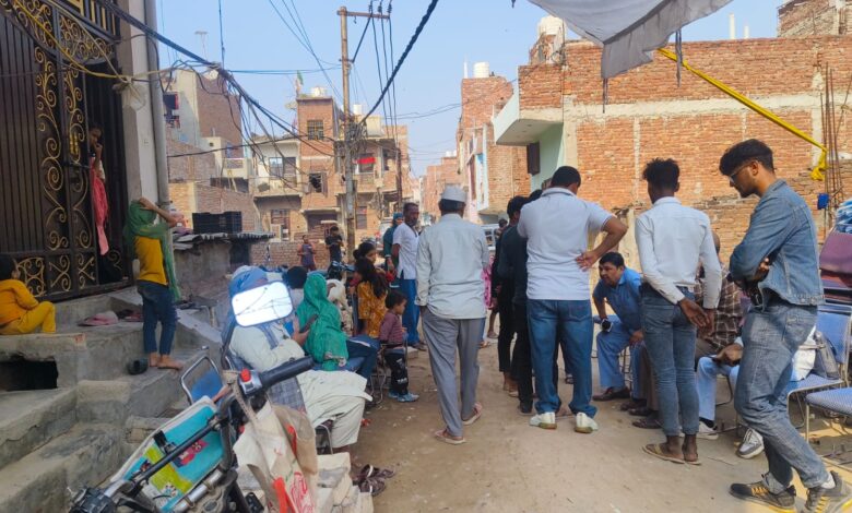 टीला मोड़ क्षेत्र में बच्ची का शव मिलने के बाद जमा भीड़