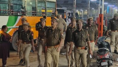 कौशांबी बस अड्डे पर चेकिंग करती गाजियाबाद पुलिस