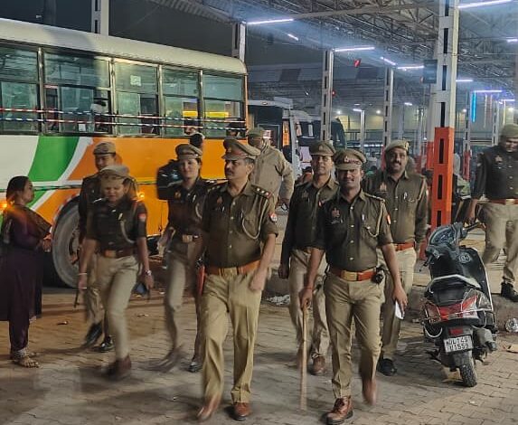 कौशांबी बस अड्डे पर चेकिंग करती गाजियाबाद पुलिस